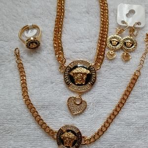 Bonito juego completo en acero inoxidable.